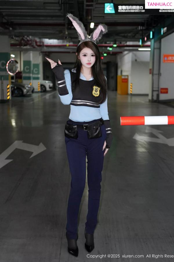 甜妮  [XiuRen]高清写真图 2025.04.16 No.10158 甜妮 制服诱惑第7张图片